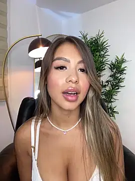 Snapshot of _laura_02 chatting on 03-05-25, 10:10 laura 02 online show from 03-05-25, 10:10