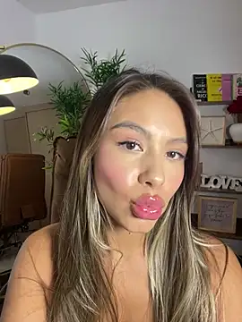 Snapshot of _laura_02 chatting on 03-16-25, 09:47 laura 02 online show from 03-16-25, 09:47