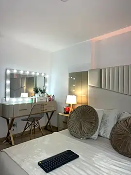 Snapshot of _laura_02 chatting on 11-01-25, 08:22 laura 02 online show from 11-01-25, 08:22