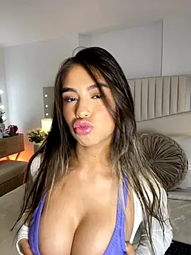 Snapshot of _laura_02 chatting on 11-28-25, 05:04 laura 02 online show from 11-28-25, 05:04