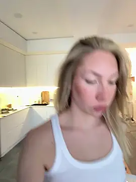 LuisaBecker online show from 04-15-26, 03:57