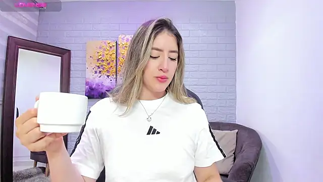 Snapshot of _AlejaCruz_ chatting on 03-26-26, 07:30 AlejaCruz online show from 03-26-26, 07:30