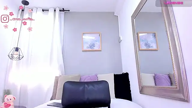 Snapshot of _AlejaCruz_ chatting on 04-10-26, 06:01 AlejaCruz online show from 04-10-26, 06:01