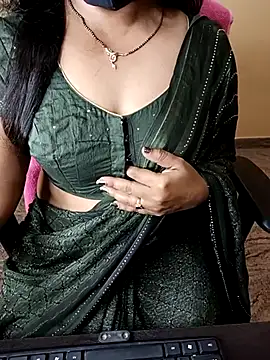 Snapshot of Nithya_05 chatting on 01-13-26, 05:02 Nithya 05 online show from 01-13-26, 05:02