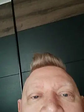 Snapshot of Pol1074 chatting on 04-16-26, 05:08 Pol1074 online show from 04-16-26, 05:08