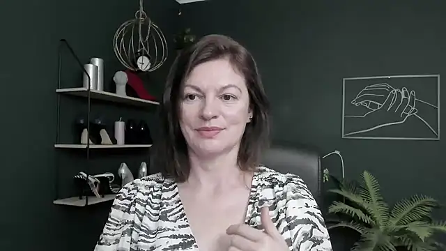 Snapshot of VivianWILD chatting on 06-18-26, 06:35 VivianWILD online show from 06-18-26, 06:35