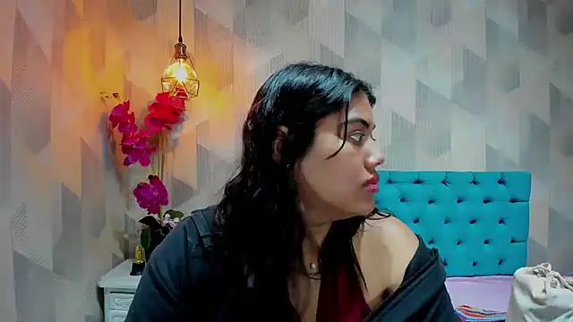 Snapshot of LindaBreeS chatting on 03-21-26, 04:43 LindaBreeS online show from 03-21-26, 04:43