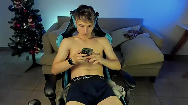 Snapshot of marcusmit chatting on 12-20-24, 12:19 marcusmit online show from 12-20-24, 12:19