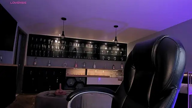 RoxanneHill  online show from 12-21-25, 12:01