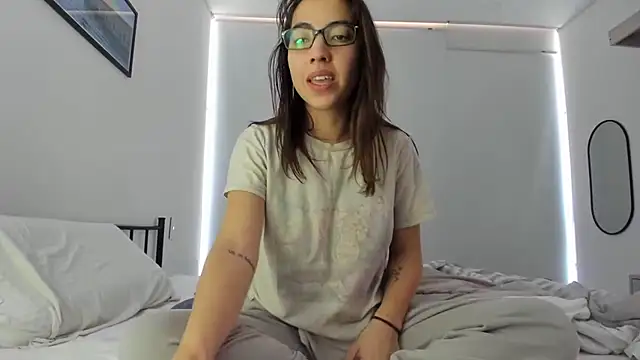 Snapshot of Sophi__a chatting on 02-05-26, 02:43 Sophi a online show from 02-05-26, 02:43
