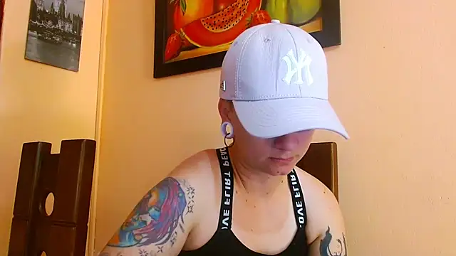 Snapshot of tomboyblue chatting on 07-10-26, 04:20 tomboyblue online show from 07-10-26, 04:20