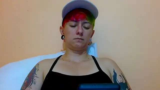 Snapshot of tomboyblue chatting on 07-27-26, 01:01 tomboyblue online show from 07-27-26, 01:01