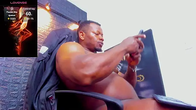 Snapshot of tommike chatting on 03-31-26, 02:39 tommike online show from 03-31-26, 02:39