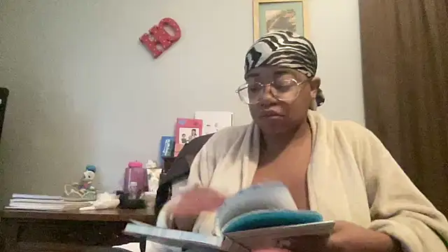 MommyConfident online show from 10-28-25, 01:03