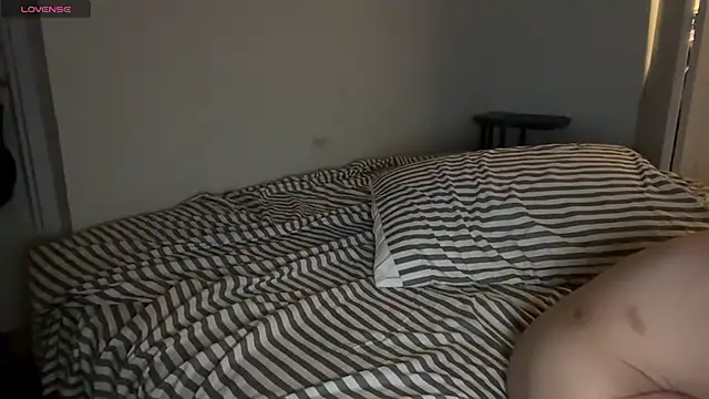 pantslesstraveler plt online show from 04-12-26, 07:57