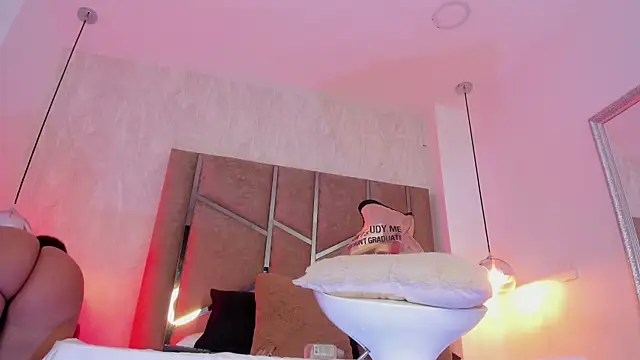 Martinaa Jones  online show from 04-13-26, 01:05