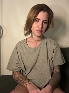 Snapshot of EmiliaCatalina chatting on 03-08-26, 01:47 EmiliaCatalina online show from 03-08-26, 01:47