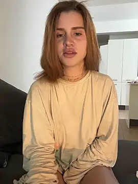 Snapshot of EmiliaCatalina chatting on 03-11-26, 09:32 EmiliaCatalina online show from 03-11-26, 09:32