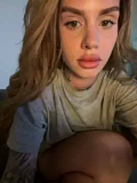 Snapshot of EmiliaCatalina chatting on 03-13-26, 01:01 EmiliaCatalina online show from 03-13-26, 01:01