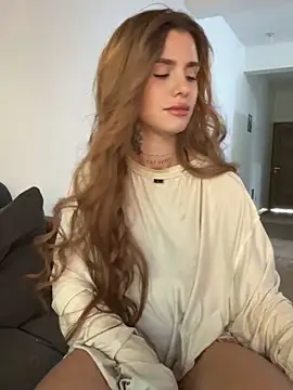 Snapshot of EmiliaCatalina chatting on 03-13-26, 09:43 EmiliaCatalina online show from 03-13-26, 09:43