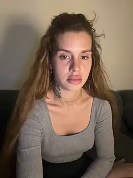 Snapshot of EmiliaCatalina chatting on 04-01-26, 11:35 EmiliaCatalina online show from 04-01-26, 11:35