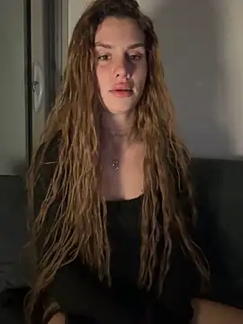 Snapshot of EmiliaCatalina chatting on 04-15-26, 01:01 EmiliaCatalina online show from 04-15-26, 01:01