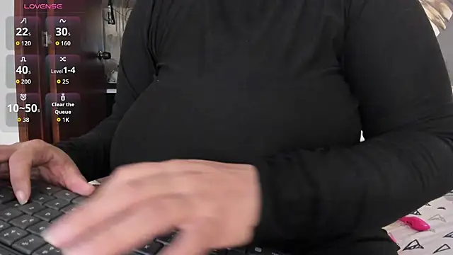 Snapshot of Amina_hafsa chatting on 04-12-26, 03:06 Amina hafsa online show from 04-12-26, 03:06