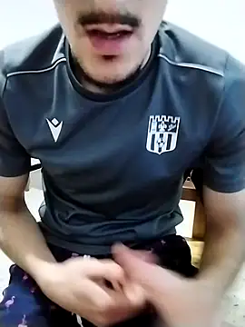 Snapshot of Zoro_23cm chatting on 11-18-25, 09:30 Zoro 23cm online show from 11-18-25, 09:30