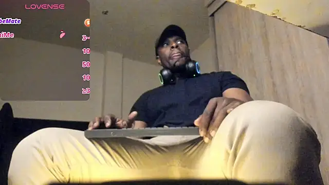Snapshot of thomas_santtos1 chatting on 07-18-26, 04:05 thomas santtos1 online show from 07-18-26, 04:05