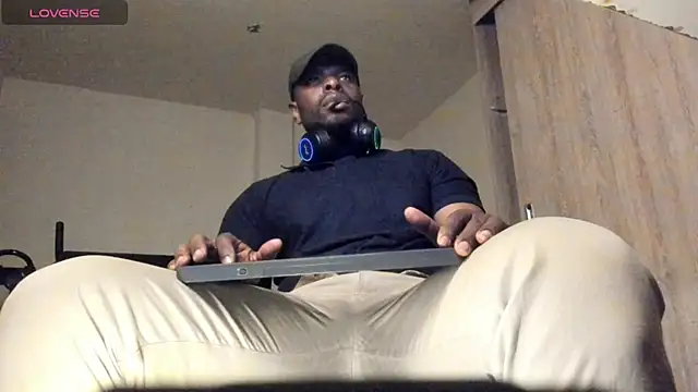 Snapshot of thomas_santtos1 chatting on 07-19-26, 02:32 thomas santtos1 online show from 07-19-26, 02:32