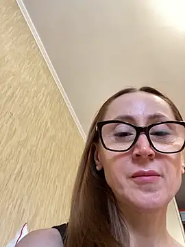 Snapshot of LauraDavis chatting on 04-17-26, 09:34 LauraDavis online show from 04-17-26, 09:34