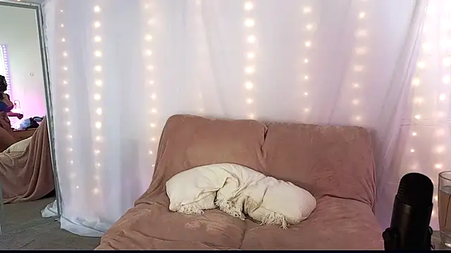 Aprilreign online show from 11-15-25, 05:38