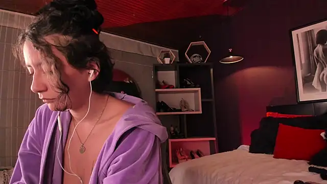 Snapshot of Moony_14 chatting on 04-15-26, 12:17 Moony 14 online show from 04-15-26, 12:17