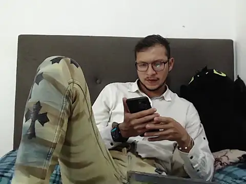 Snapshot of andy_loverxx chatting on 03-10-26, 11:54 andy loverxx online show from 03-10-26, 11:54