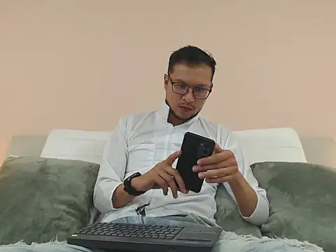 Snapshot of andy_loverxx chatting on 03-29-26, 12:43 andy loverxx online show from 03-29-26, 12:43