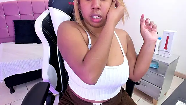 Snapshot of Lizzie_Williams_ chatting on 04-10-26, 03:23 Lizzie Williams online show from 04-10-26, 03:23