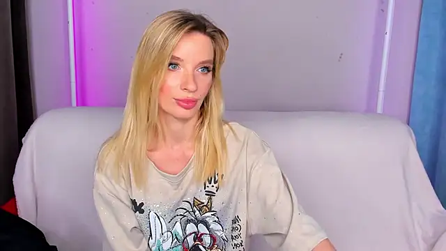 Snapshot of AlinaLovelyX chatting on 06-11-26, 02:53 AlinaLovelyX online show from 06-11-26, 02:53