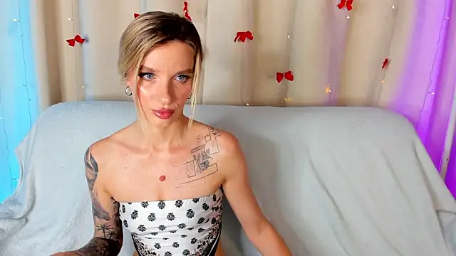 Snapshot of AlinaLovelyX chatting on 06-28-26, 01:22 AlinaLovelyX online show from 06-28-26, 01:22