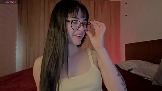 Snapshot of Roxxy_mora chatting on 06-17-26, 10:21 Roxxy mora online show from 06-17-26, 10:21