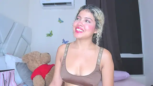 sofiacastillo01 online show from 04-21-26, 02:51