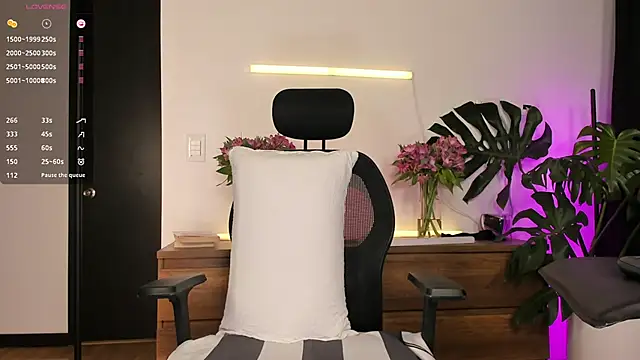 Snapshot of ariana_fitl_ chatting on 06-19-26, 11:41 ariana fitl online show from 06-19-26, 11:41