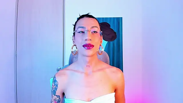 Snapshot of sofiaa_grey_ chatting on 04-06-26, 01:23 sofiaa grey online show from 04-06-26, 01:23