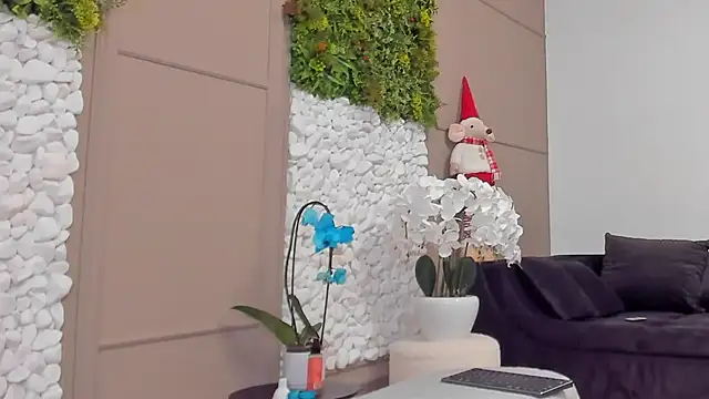 Snapshot of Deliciouslips chatting on 02-25-25, 05:47 Deliciouslips online show from 02-25-25, 05:47