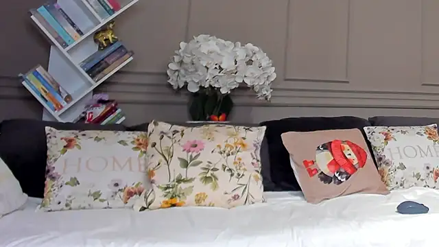 Snapshot of Deliciouslips chatting on 11-04-25, 02:05 Deliciouslips online show from 11-04-25, 02:05