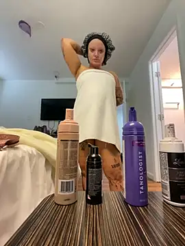 Snapshot of tatted-bitty chatting on 10-03-25, 05:10 tatted-bitty online show from 10-03-25, 05:10