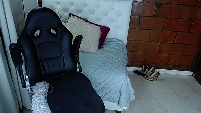 Maira B online show from 09-28-25, 01:49