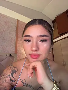 Snapshot of Arianavillada chatting on 06-15-26, 04:04 Arianavillada online show from 06-15-26, 04:04