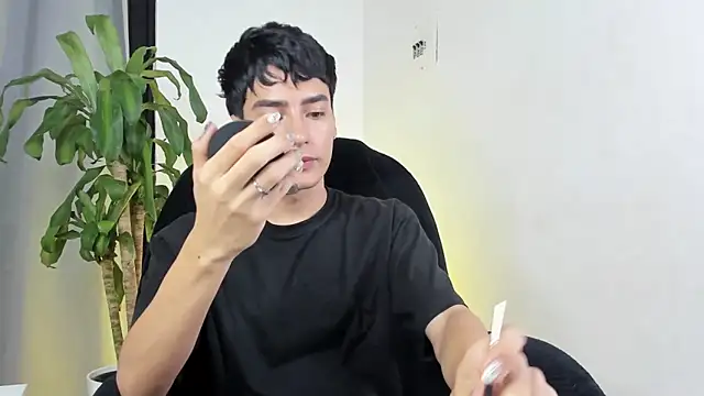 Snapshot of sebas_rose chatting on 12-19-25, 01:07 sebas rose online show from 12-19-25, 01:07