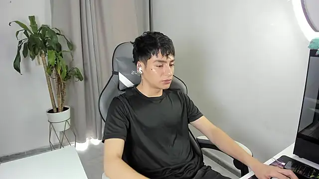 Snapshot of sebas_rose chatting on 04-12-26, 04:01 sebas rose online show from 04-12-26, 04:01