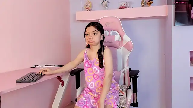 Snapshot of CharlotteMuller chatting on 10-23-25, 06:17 CharlotteMuller online show from 10-23-25, 06:17